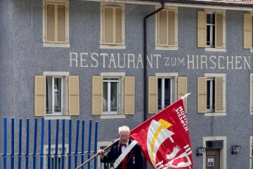 Unser F�hnrich Ueli Oberli im Anmarsch zum Vortragslokal Serafin