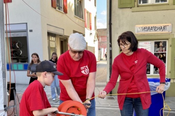 Damit es ja keinen Kn�ppel gibt sind gleich 6 H�nde im Einsatz