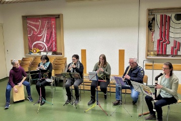 F�r die Unterhaltung wechselten wir das Instrument. Ein Konzertvortrag war es nicht aber um die angespielten Titel f�r den musikalischen Ratewettbewerb zu erkennen reichte es.