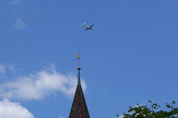 Als Schlussbouquett berfliegt die Super Conny (Super Constellation) noch Sissach