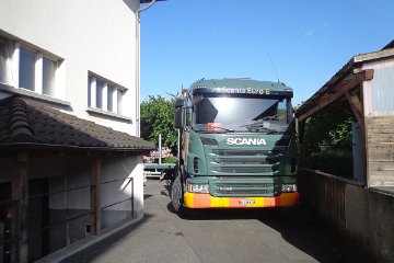 Es ist eng fr einen Sattelschlepper hinter der Primarturnhalle - [Bild zVg]
