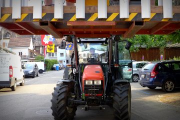 Die Fhnen werden mit einer Traktorhebebhne montiert
