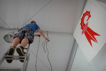 Claudio Wilda unter der Festzeltsaune am montieren der Bhnenbeleuchtung