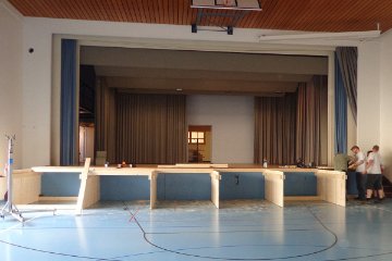 Bhnenerweiterung in der Primarturnhalle - [Bild zVg] : Dani von Wattenwyl