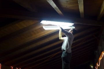 Die Lampen in der Bar mssen weg - zu hell. Stromer Pascal Herzog legt selbst Hand an