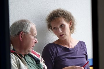 OK-Preesi Ueli Oberli in einer Ad-hock Sitzung mit Doris Kron (OK-Musikchefin)