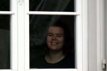 Tamara Surer hinter Glas