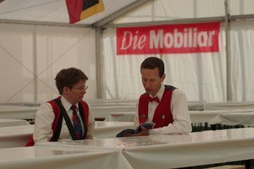 Studium des Festfhrers am Morgen frh