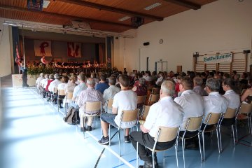 Der MV Hlstein vor fast besetzten Rngen