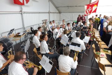 Das Orchester (MV Itingen) hinter der "Veteranenwand" sorgt fr die musikalische Umrahmung der Ehrungen.