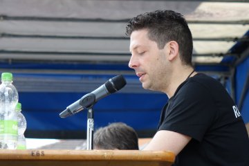 Clemes Schmid moderiert die Parademusik am Samstag