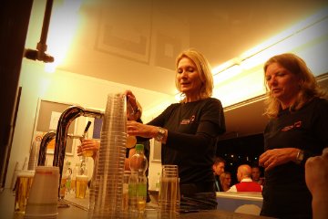 Rita Misteli und Cline Bgli zapfen was das Zeug hielt