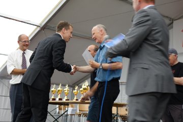 Jan Rting (re) (Mobiliar) gratuliert Thierry Rau (MV Gelterkinden) zum bestgespielten Werk