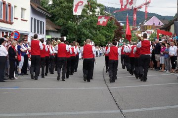...marschiert Mann und Frau dem Platz 1. entgegen.