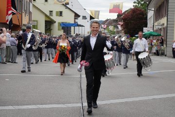 Thierry Rau mit dem MV Zunzgen auf Marsch : Charles Baus