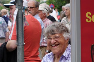 Anne Brack aus Tecknau. Keine Umbekannte, wenn man sich etwas in der Comedy/Schauspielerei auskennt.