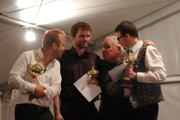 Die Gewinner (mit den Pokalen) der Spezialpreise "Brass" : Christian Maurer