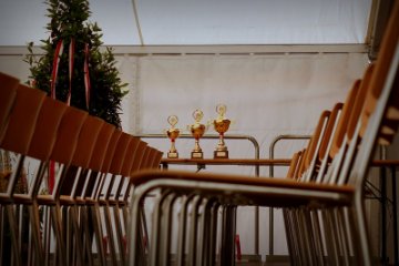 Die 3 Pokale warten auf die Rangverkndigung der Parademusik, der letzte offizielle Programmpunkt der Musiktage Sissach 2014