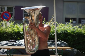 Tja, ein Gast wollte unbedingt auch mal Bass spielen, das ganz locker und ohne Uniformenzwang ;-)