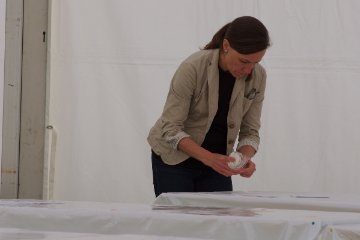 Die Tische mssen neu bezogen werden