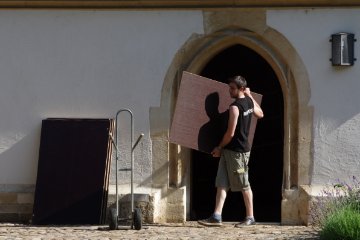 Die Bhne der Kirche wird demontiert - Karli Mangold