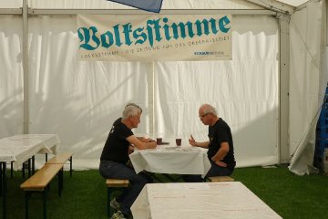 Zmorge mit Kaffe und Zeitung im Festzelt am Sonntag frh.