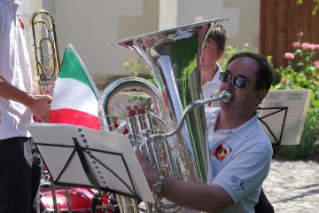 Adriano de Iorio - Co-Dirigent der Jugendmusik Regio Sissach - spielt "den Bass"
