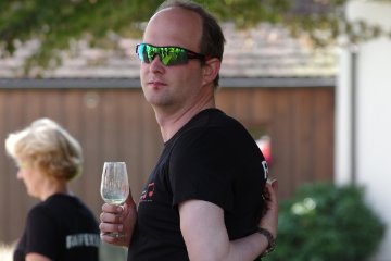 Daniel Bussinger, der Fest-Kassier, fast schon ein Schlangenmensch ;-)