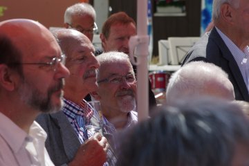 Arnold Zollinger (2 v.li) dann Paul Roth, beides ehemalige Vorstandsmitglieder des Musikverbandes Baselland