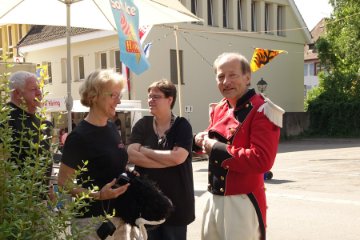 Hans Jenzer montiert sich die Grenadieruniform