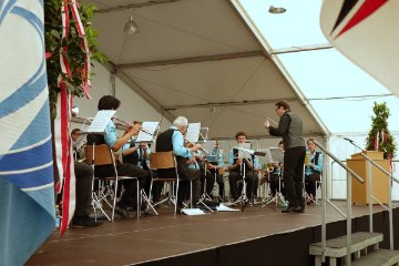 Der Musikverein und die Jugendmusik Mnchenstein spielen im Festzelt zum Mittagessen