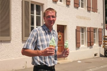 Gmeinipreesi Peter Buser, scheinbar ein Pistache-Liebhaber
