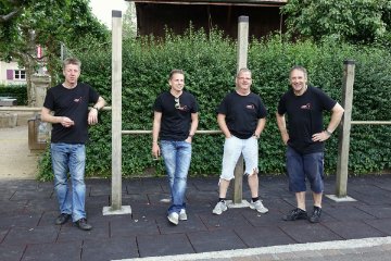 Marc Miebach - Thierry Rau - Urs Oberli - Fritz Bsiger (v.l.n.r.) schauen dem bunten Treiben auf dem "Hbeli" zu