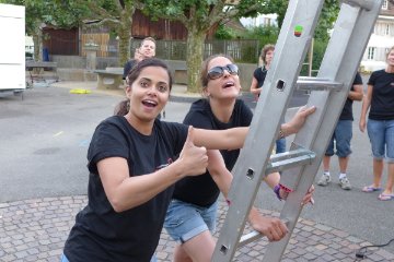 Die Leiterhalterinnen: Daniela Prochazka und Andrea Hasler