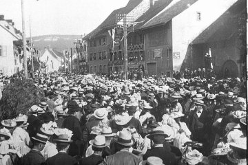1907: Das 1. Musikfest des noch jungen Musikverbandes Baselland fand am 30. Juni 1907 in Sissach statt. Rechts oben: Gemeindehaus, Pfaff Papeterie etc.  - [Bild zVg]