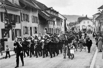 1947: Der MV Sissach unterwegs im heutigen Strichcode ca. Hhe Cheesmayer. Am rechten Bildrand oben die heutige Volksstimme.