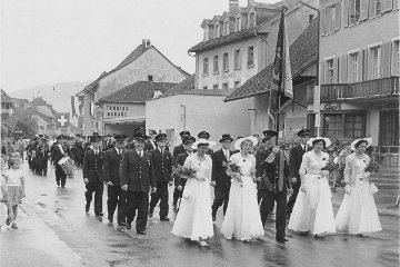 1955: Das war am 75 Jahr Jubilum des MV Sissach. Die Aufnahme entstand auf der Hhe des Bezirksgerichts, Briggen Bckerei (Dozenbach)