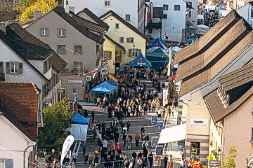 2008: Erffnung der Begengungszone (Strichcode) in Sissach. Die Marschmusikstrecke aus der Vogelperspektive.
