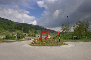 Dann waren es nur noch zwei ... Am 9. Mai wurde eines der Signet geklaut. Nicht mal die Befestigungen waren mehr vorhanden. - [Bild zVg]